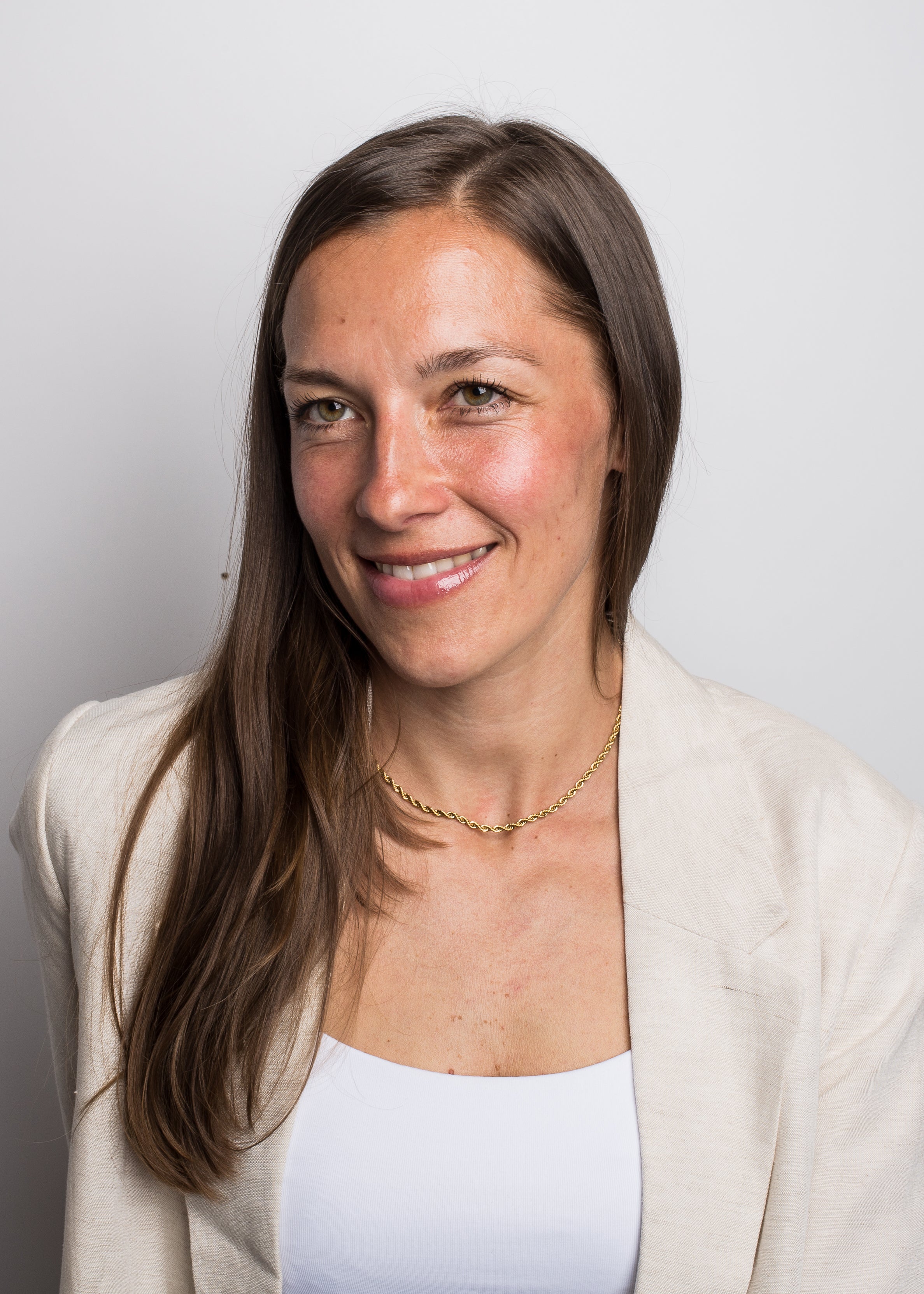 Akitsune-Vitality-Necklace-Gold-Model-3