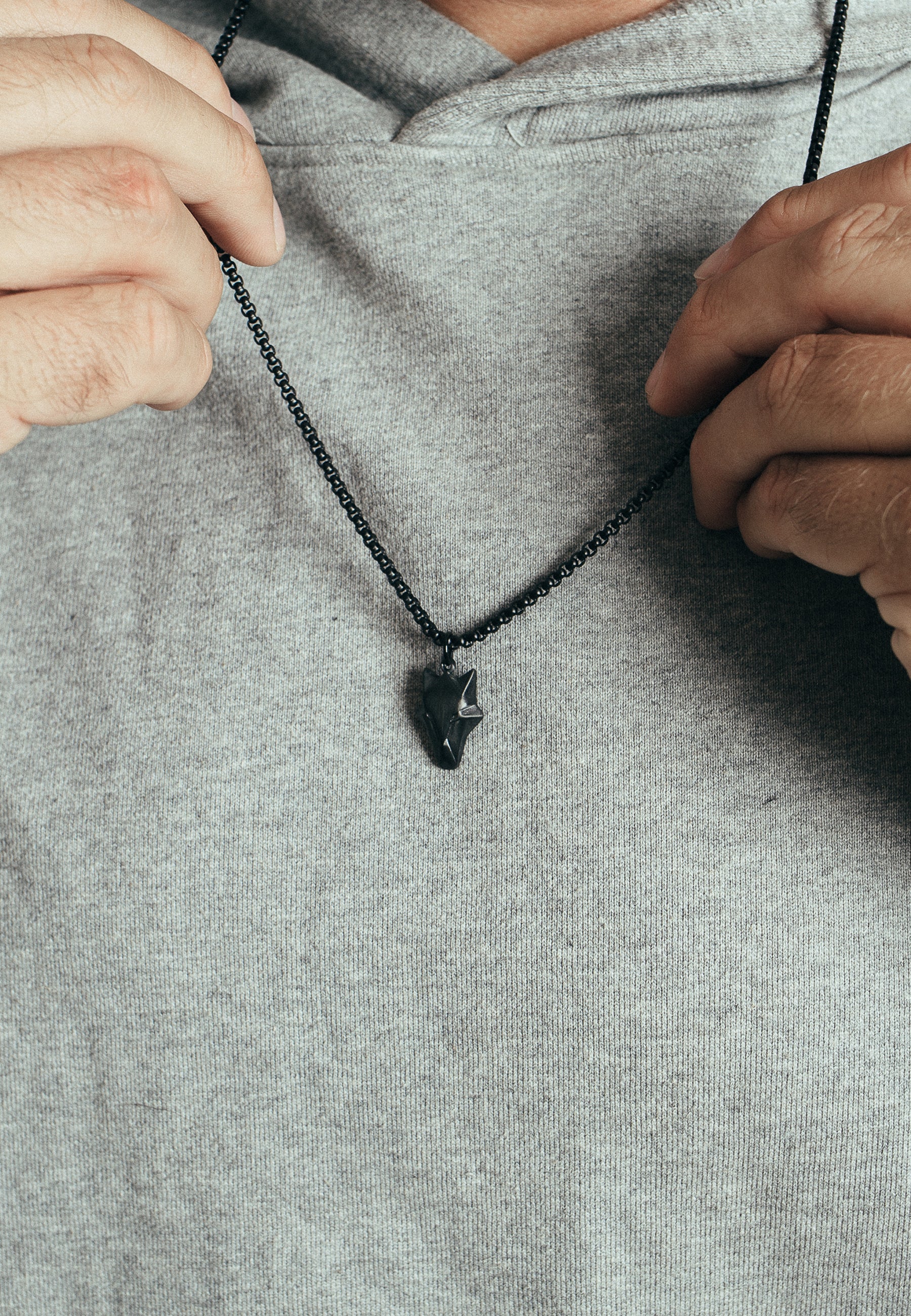 Akitsune-Vulpes-Pendant-Necklace-Matte-Black-Chain-Fox-Mens-Style-Model-2