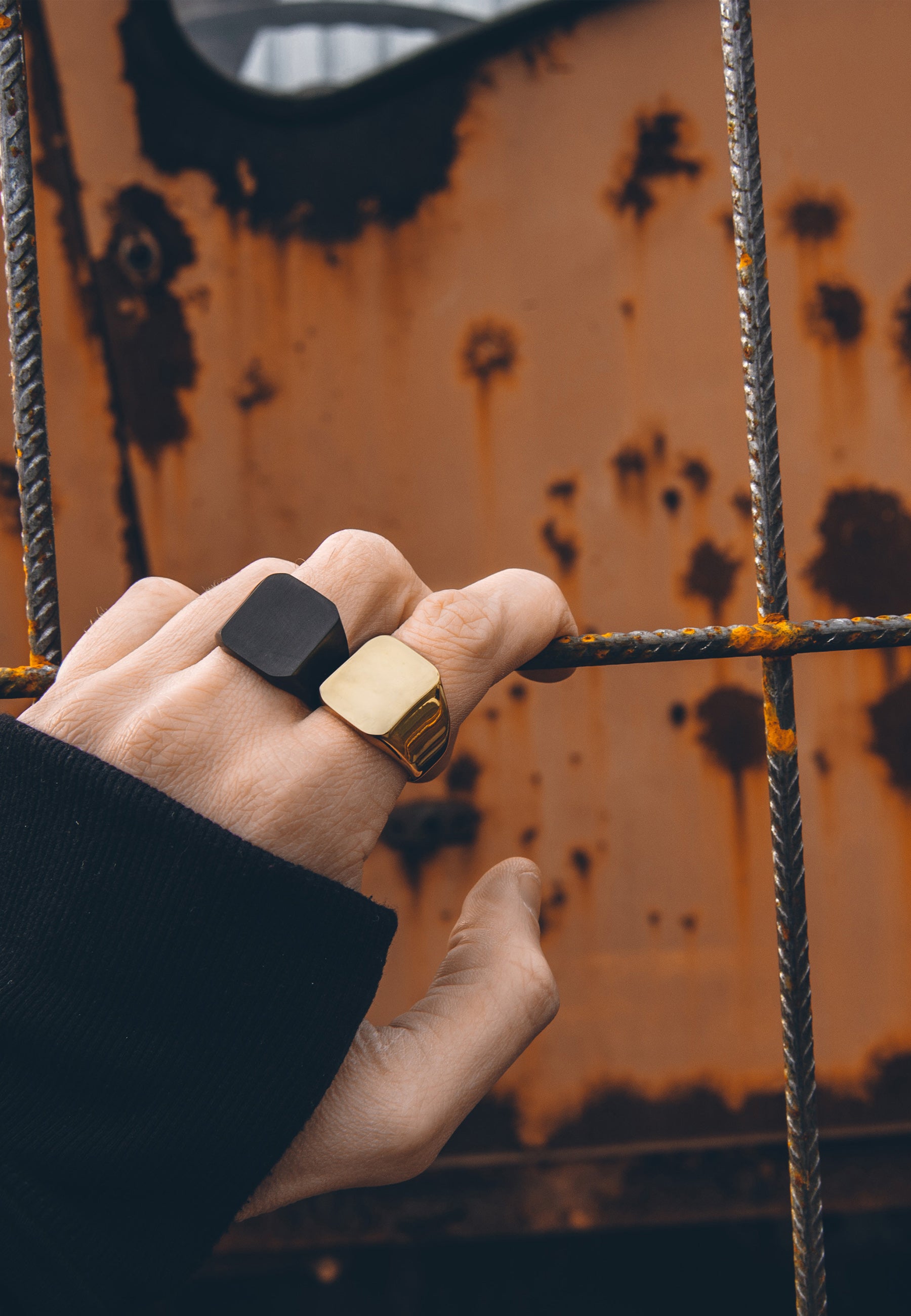 Iustitia-Ring-Gold-Lifestyle-HandqP7u6GB5mcapM